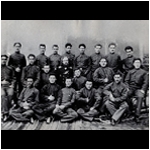 Студенты семинарии, в том числе Муслим Магомаев (второй слева во втором ряду), Узеир Гаджибеков, Зульфугар Гаджибеков, Азад Амиров, Али Терегулов, Алирза Расизаде. 14 мая 1903 года.