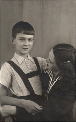 M.Magomaev and his mother (A.Kinzhalova)