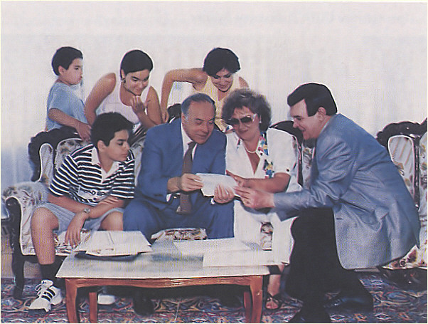 T.Sinyavskaya and M.Magomaev with G.Aliev's family