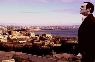 И лег на берег город - город мой Баку